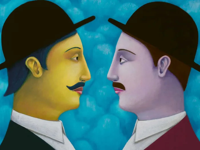 Nicolas Party, Face to Face, 2018, Courtesy the artist and Hauser & Wirth; Foto: Isabelle Arthuis Zwei Männer in schwarzen Hüten und weißen Hemden stehen sich mit Profilen gegenüber vor blauem Himmel mit Wolken