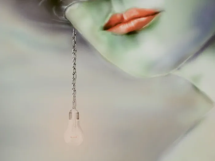 Louisa Gagliardi, Taking a Dip; Private Collection. Courtesy the artist and Galerie Eva Presenhuber, Zürich/Wien; Foto: Kyle Knodell Nahaufnahme eines Gesichts mit grüner Haut und roten Lippen, an beiden Seiten hängen Glühbirnen an Ketten